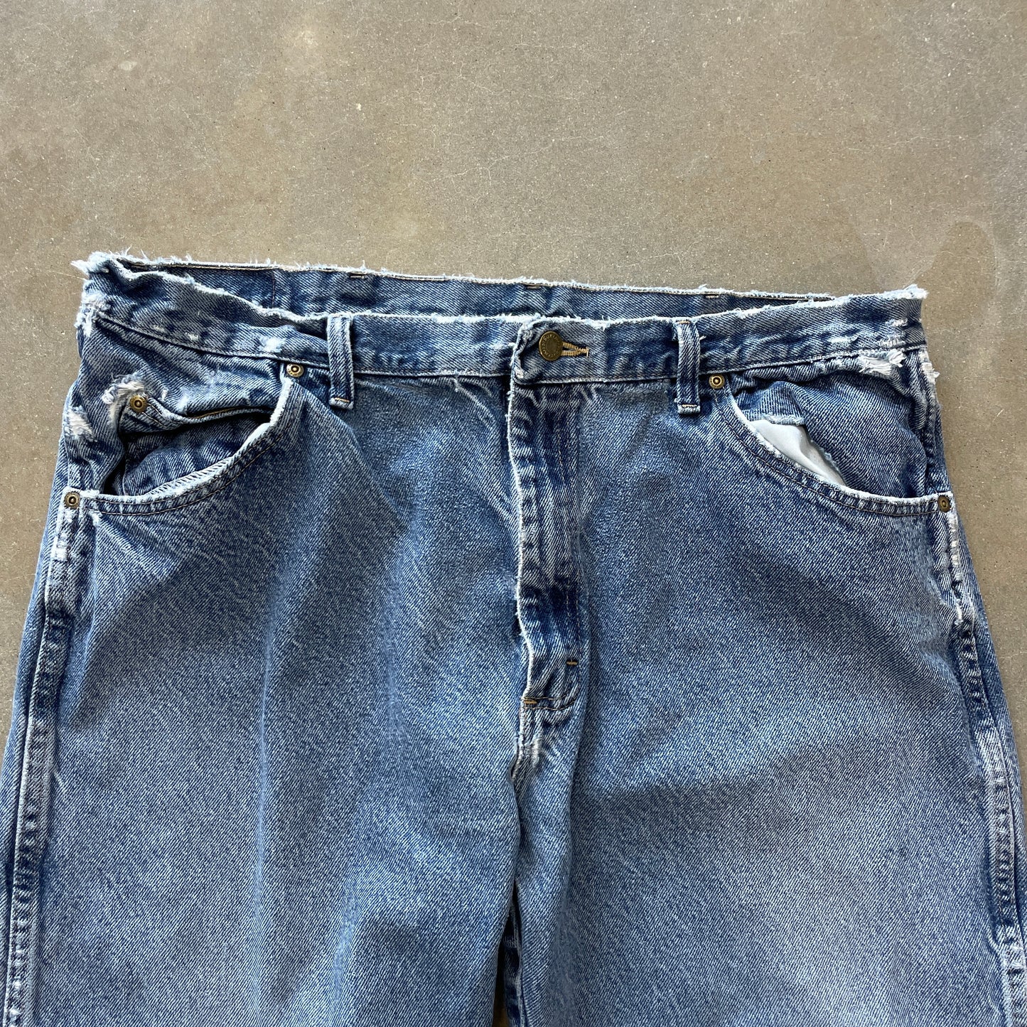 Y2K Distressed Wrangler Loose Fit Denim [38x32]