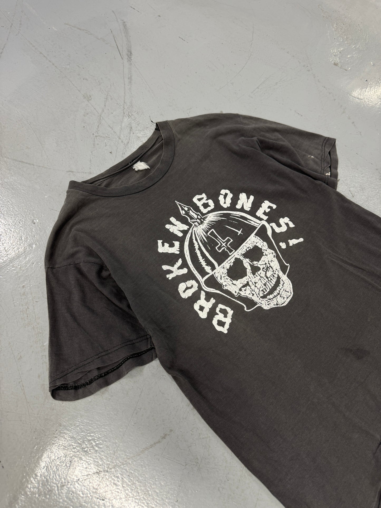 1990s Broken Bones Distressed Band T-Shirt [L]