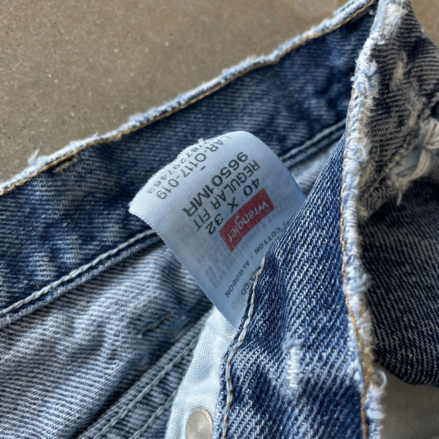 Y2K Distressed Wrangler Loose Fit Denim [38x32]
