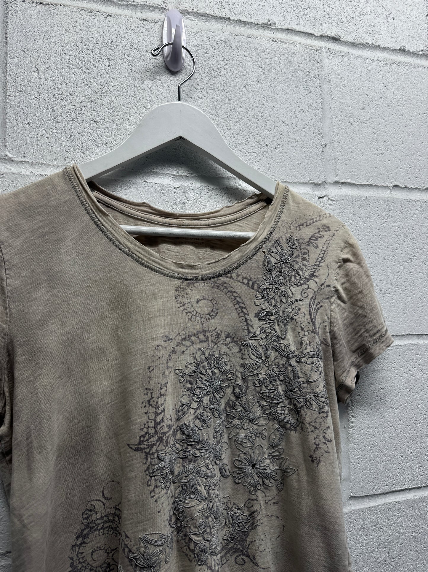 Y2K 2000s Thrashed Cropped Graphic T-Shirt [M]