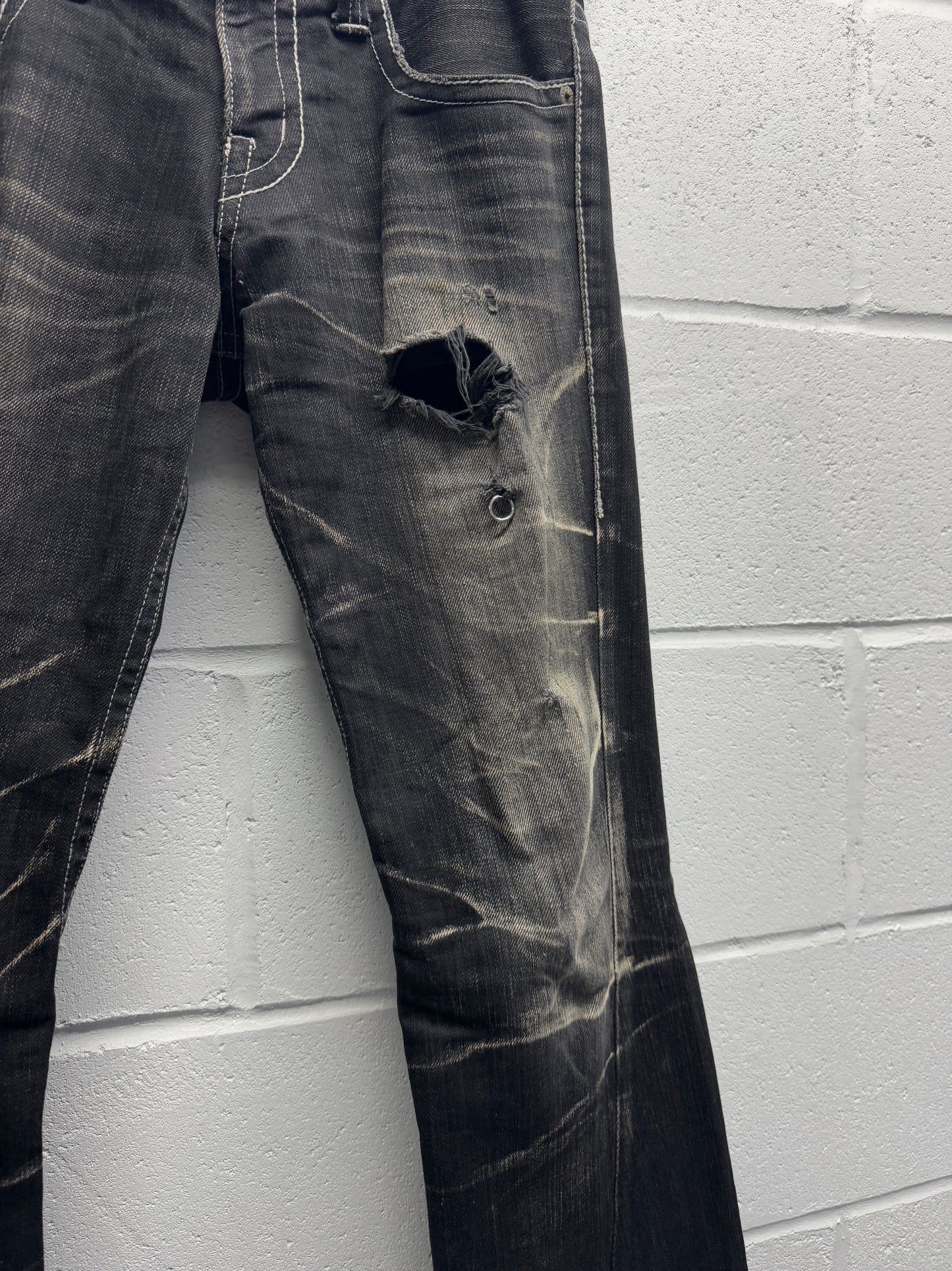 Tornado Mart Distressed Flared Jeans [33"]