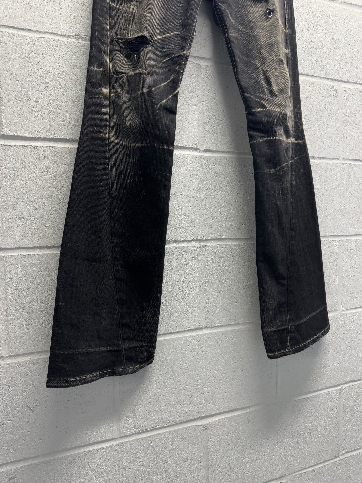 Tornado Mart Distressed Flared Jeans [33"]