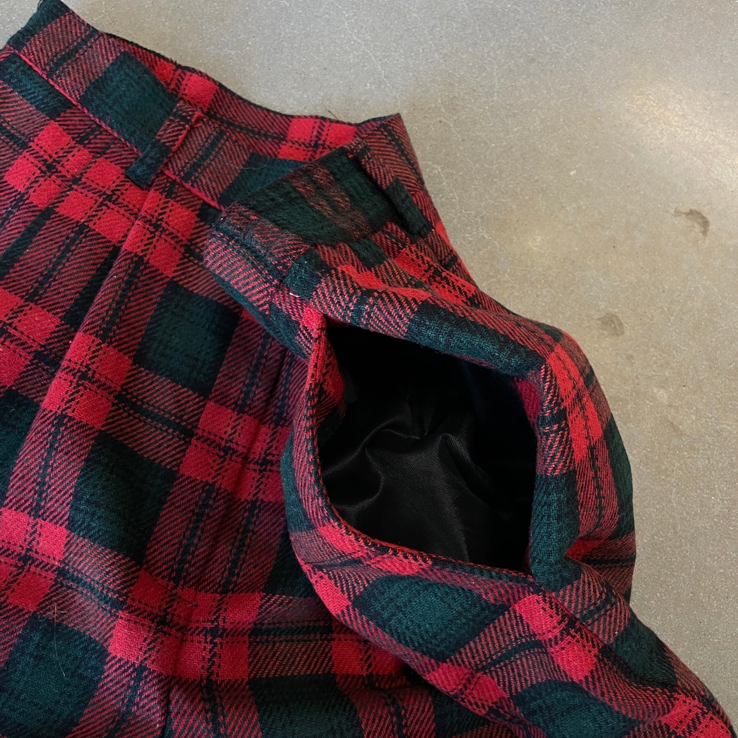 1990s Red Tartan Plaid Shorts [30W]