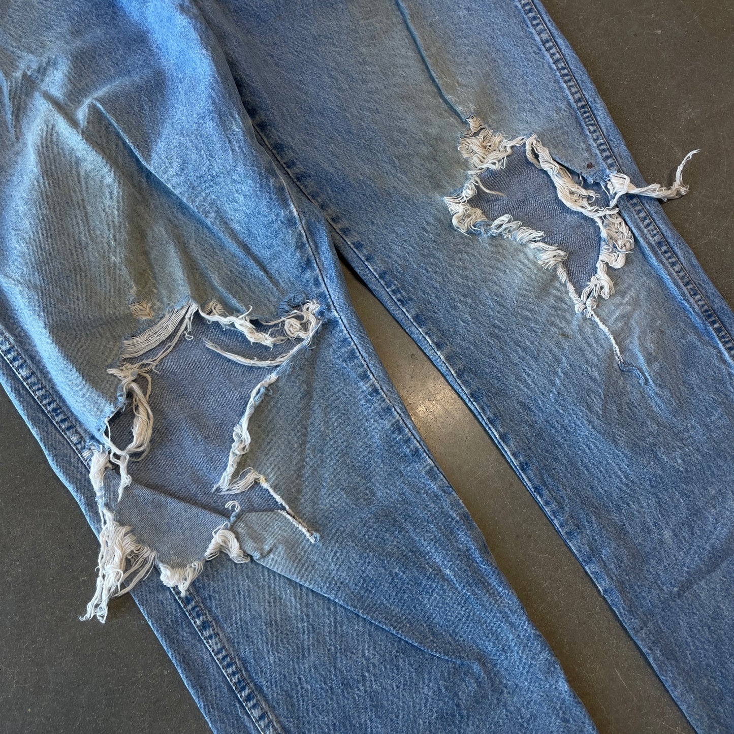 1990s Distressed Knee Blowout Wrangler Jeans [34x33.5]