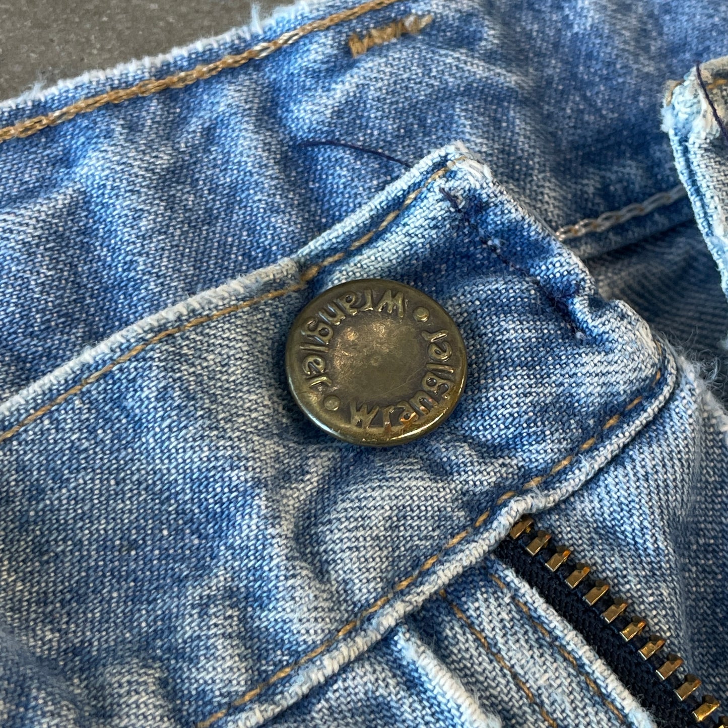 1990s Distressed Knee Blowout Wrangler Jeans [34x33.5]