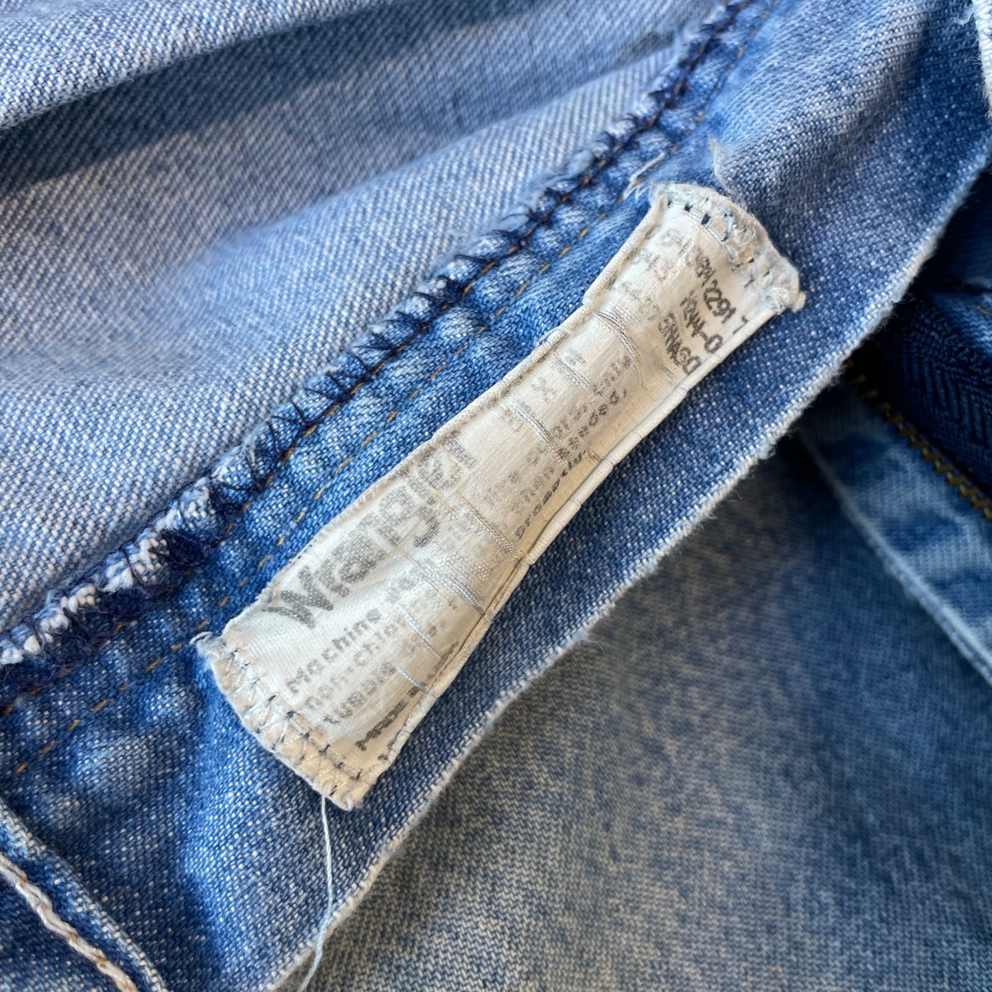 1990s Distressed Knee Blowout Wrangler Jeans [34x33.5]