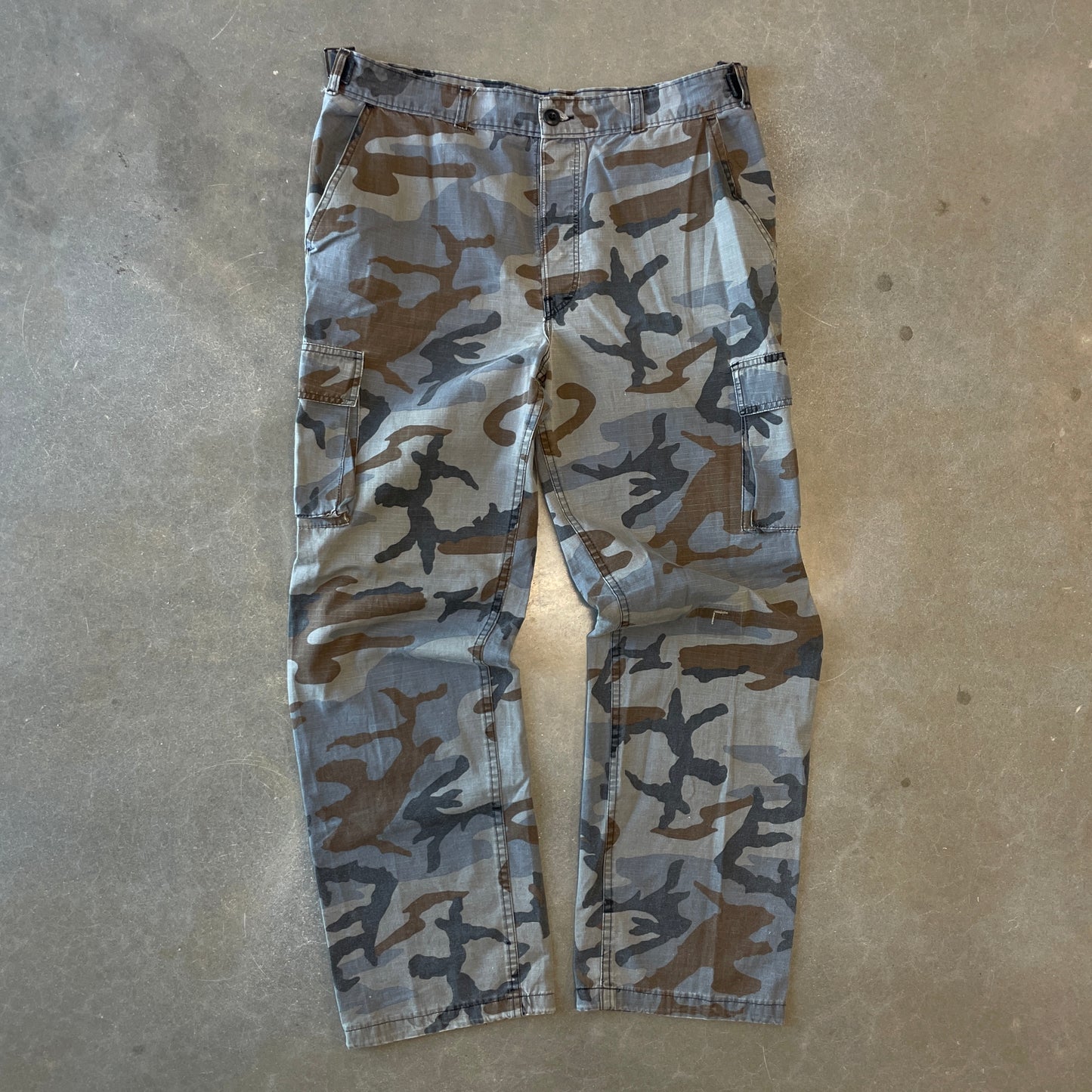 1990s Faded Grey Camo Cargo Pants [31-36x32]