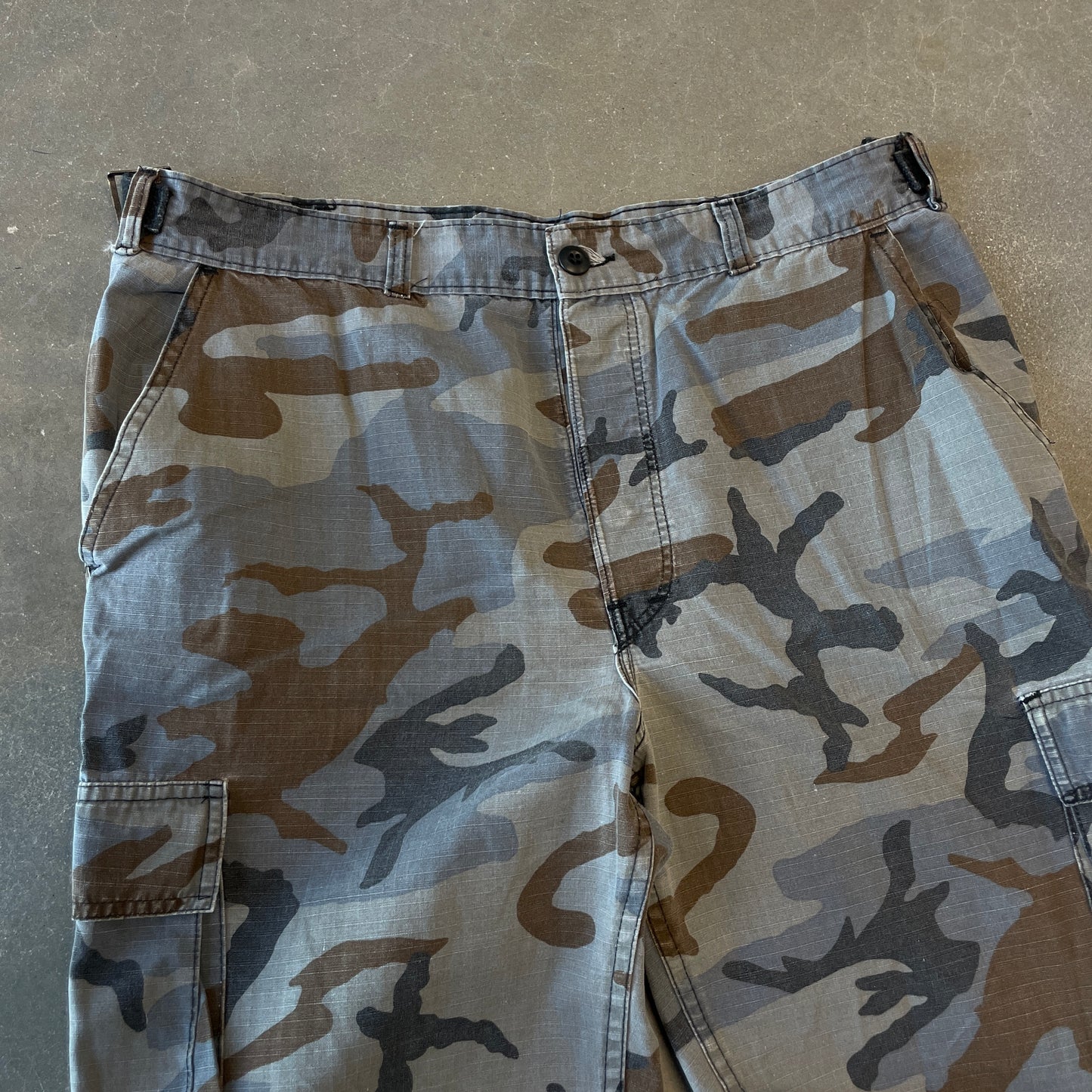 1990s Faded Grey Camo Cargo Pants [31-36x32]