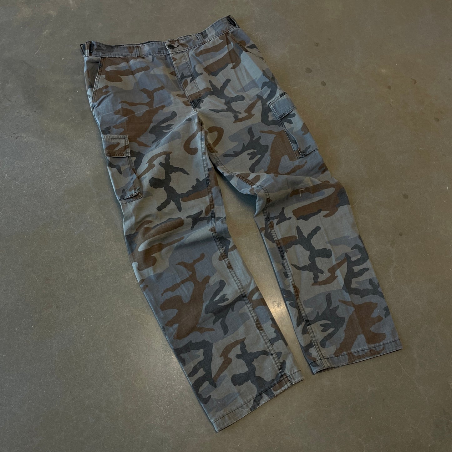 1990s Faded Grey Camo Cargo Pants [31-36x32]