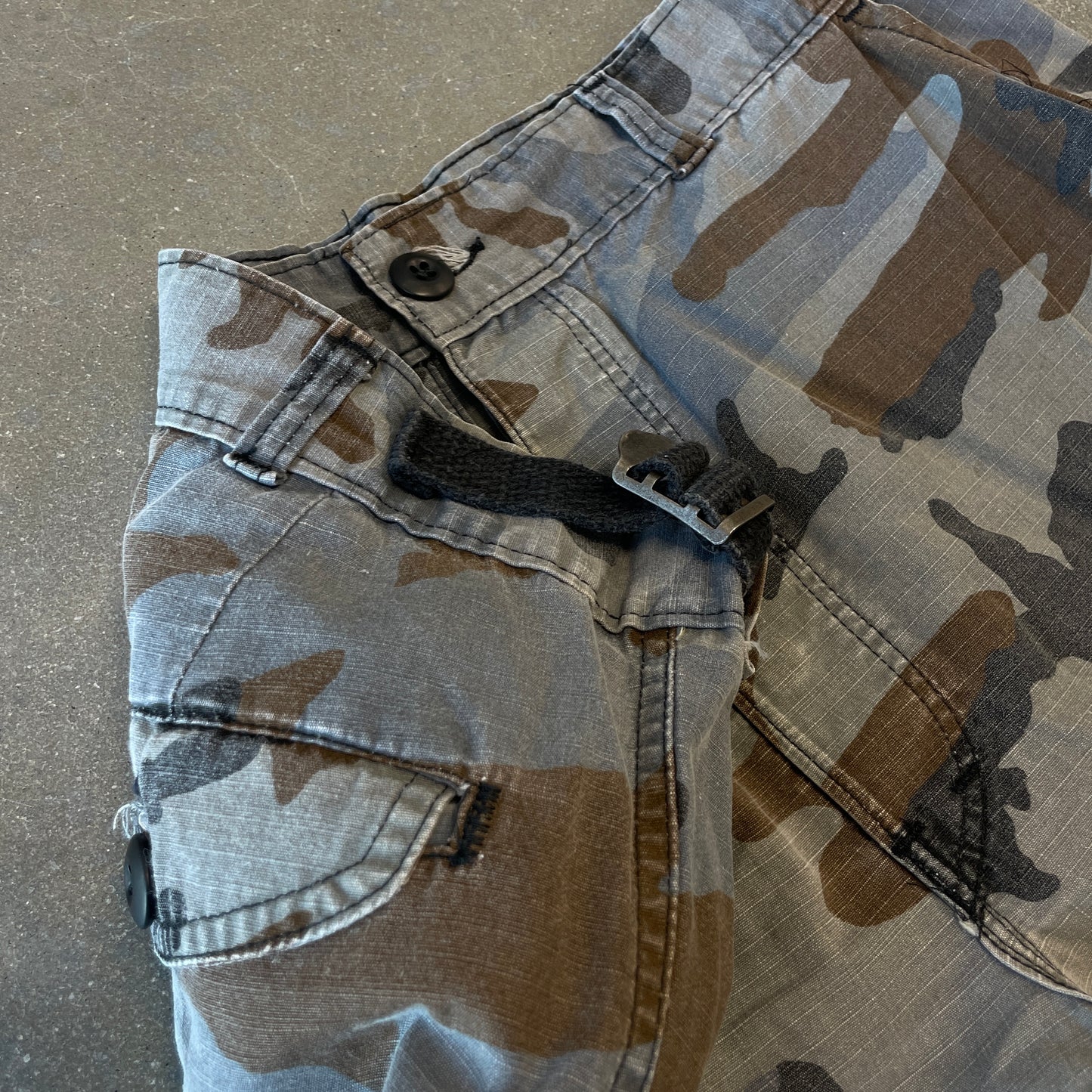1990s Faded Grey Camo Cargo Pants [31-36x32]