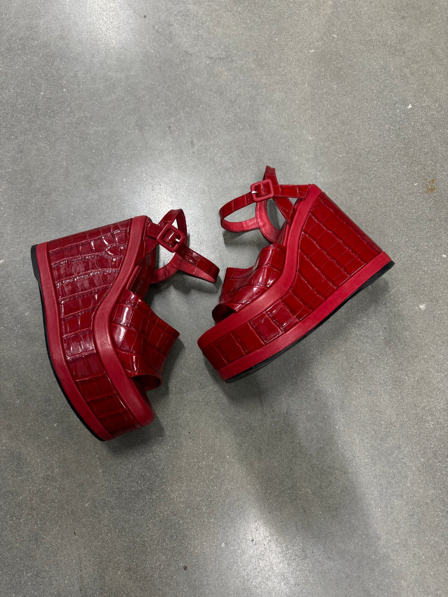 Vario Siyah Suet Taşli Red Crocodile Wedges [37]