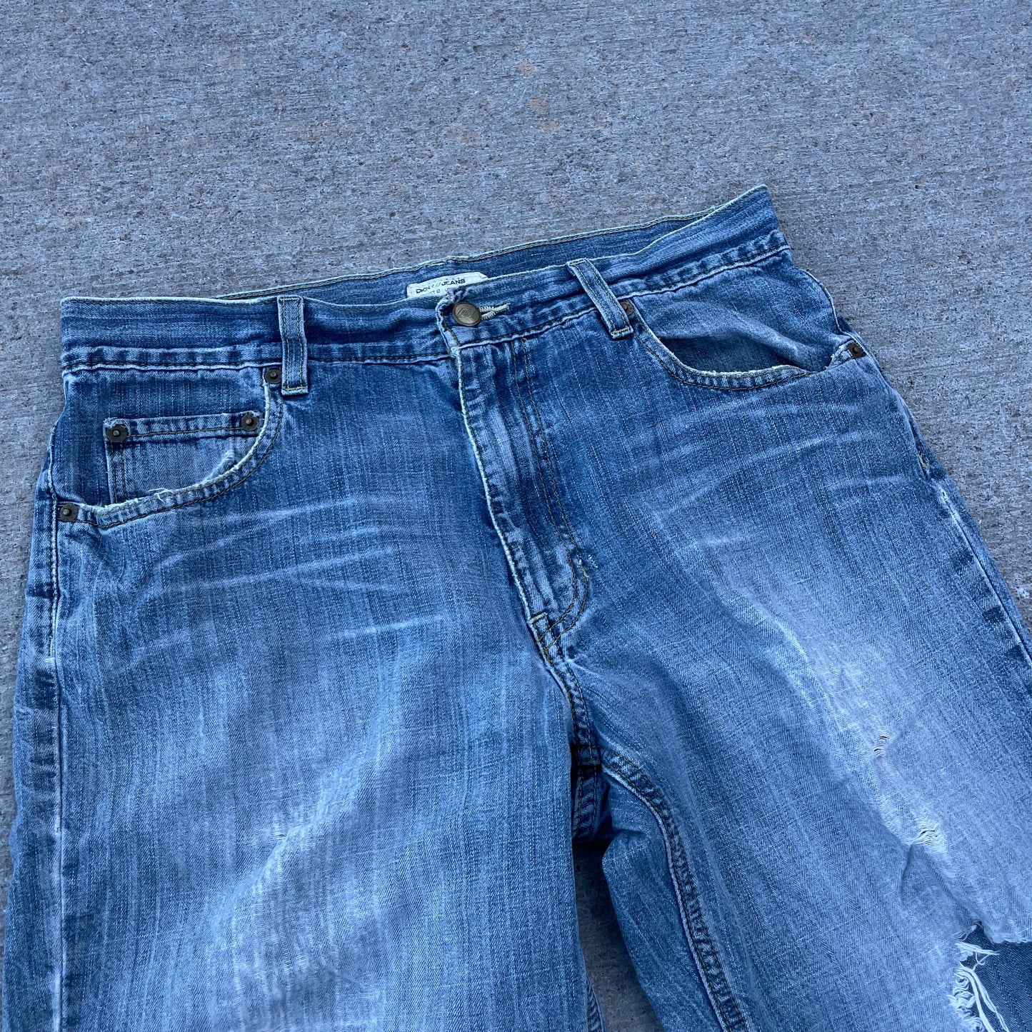 Y2K Distressed Knee Blowout Heel Drag Denim [31x30]