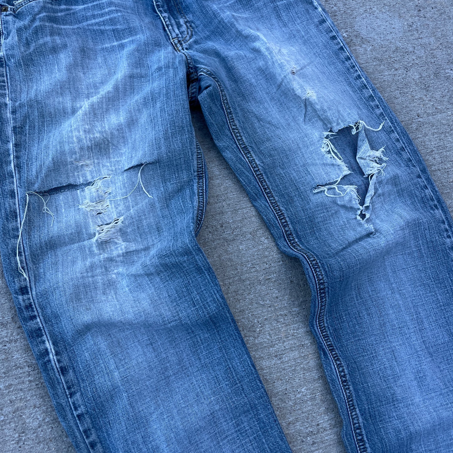 Y2K Distressed Knee Blowout Heel Drag Denim [31x30]