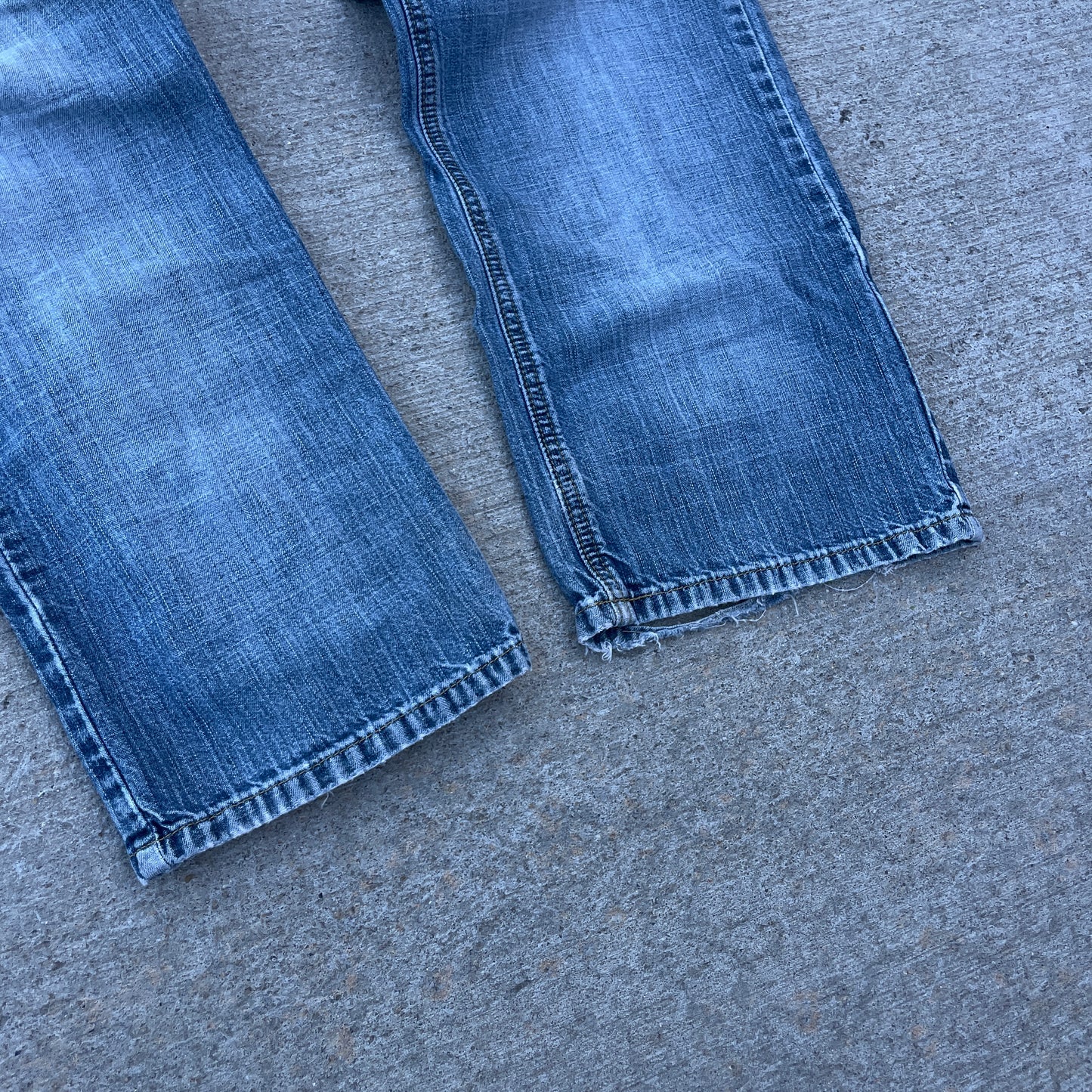 Y2K Distressed Knee Blowout Heel Drag Denim [31x30]