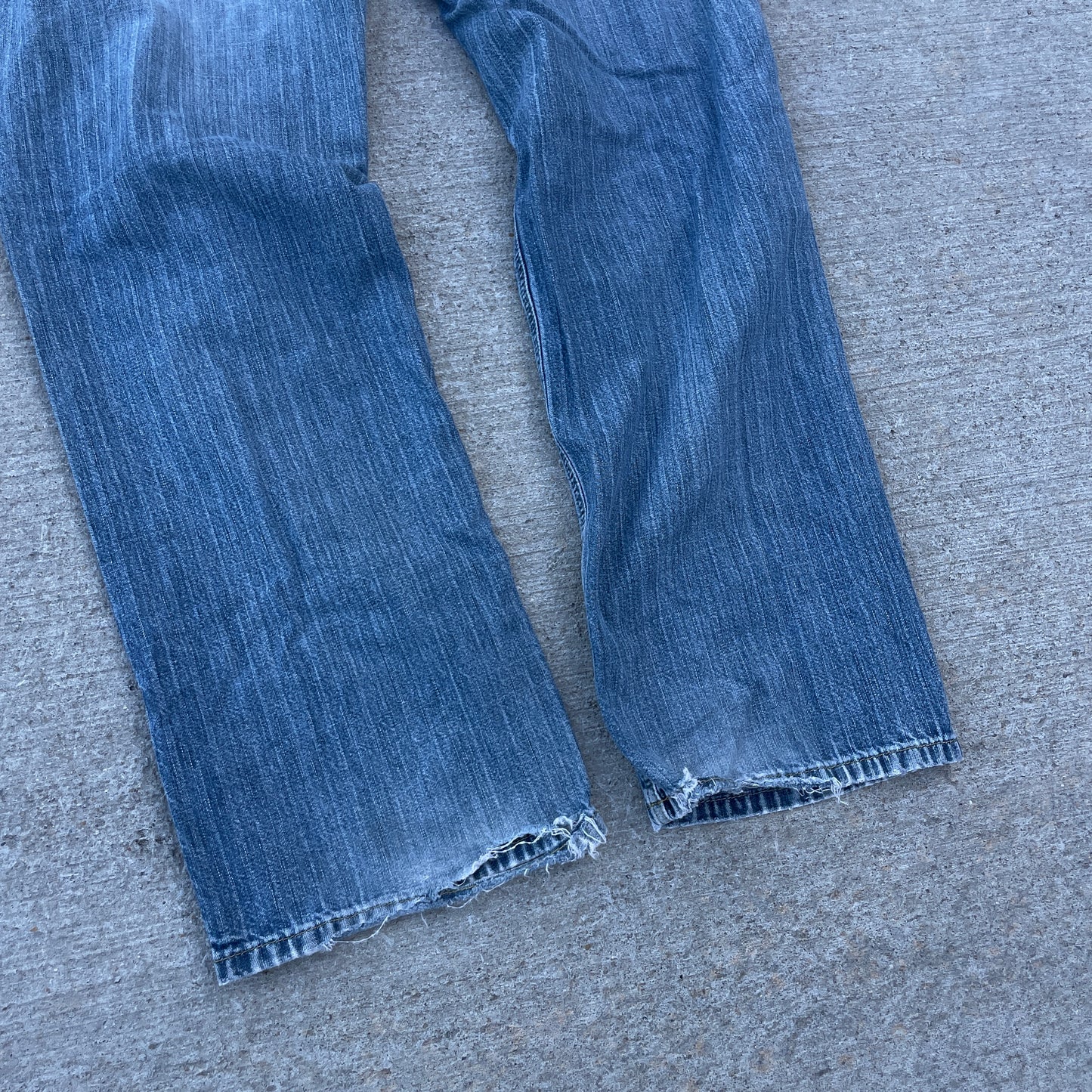 Y2K Distressed Knee Blowout Heel Drag Denim [31x30]